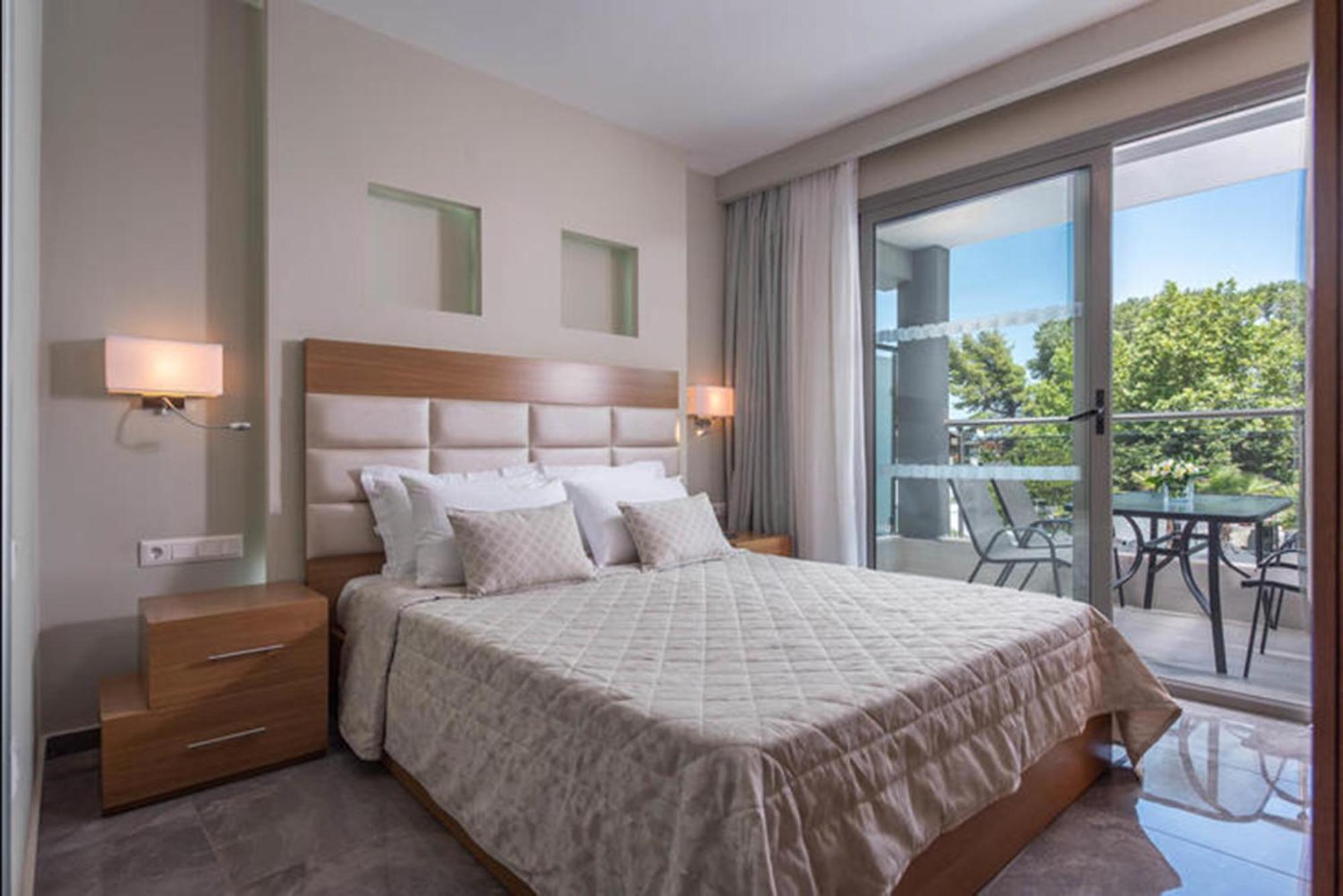 Dionysos Hotel & Suites Ханиоти Екстериор снимка
